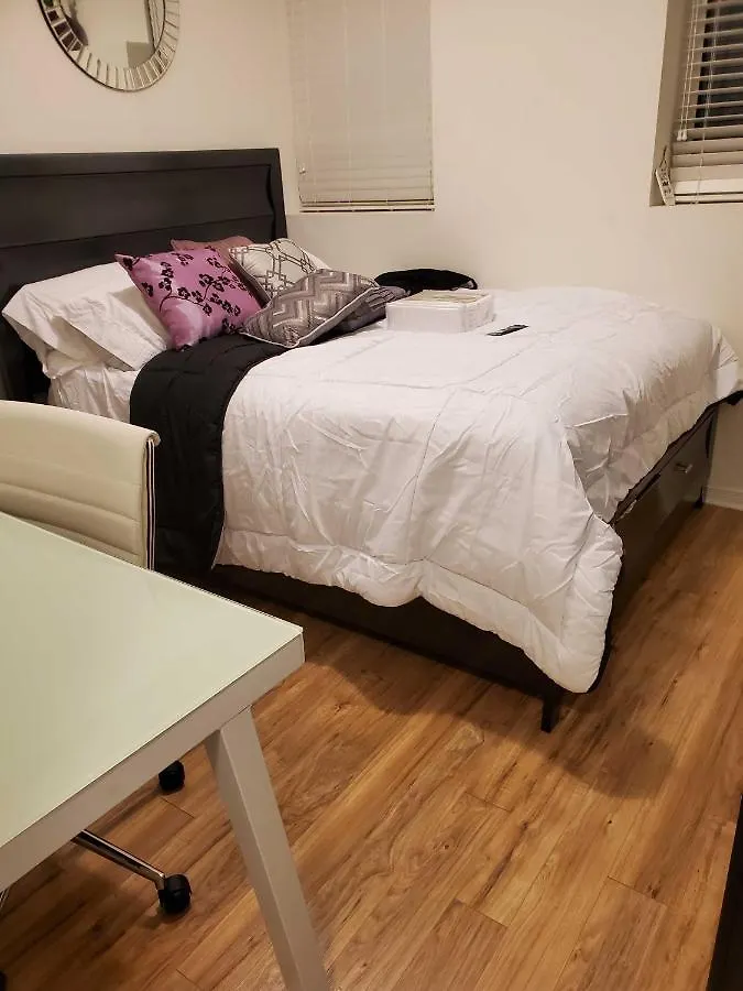 Beautiful Townhouse Near Yorkdale Mall, Wilson Subway تورونتو 0*,  كندا