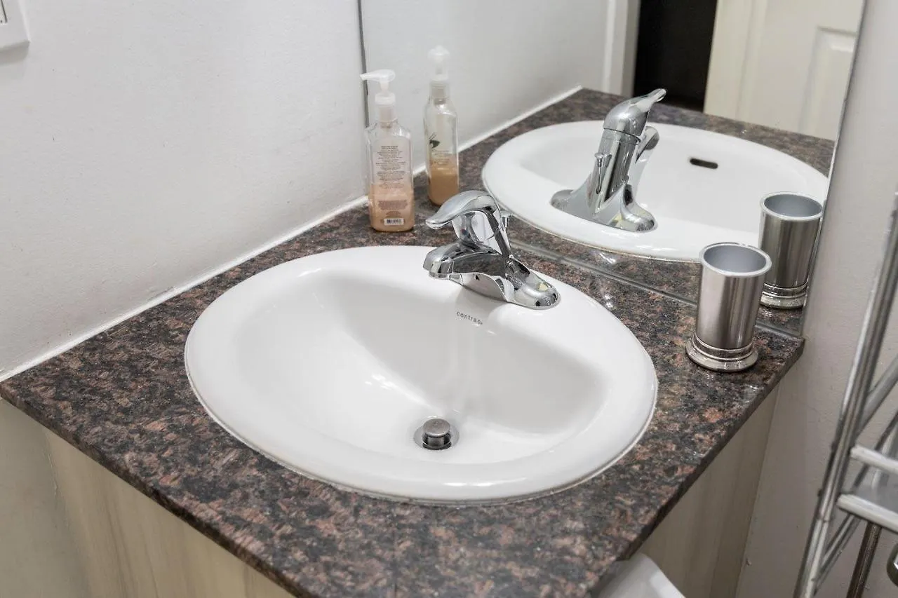 Beautiful Townhouse Near Yorkdale Mall, Wilson Subway अपार्टमेंट